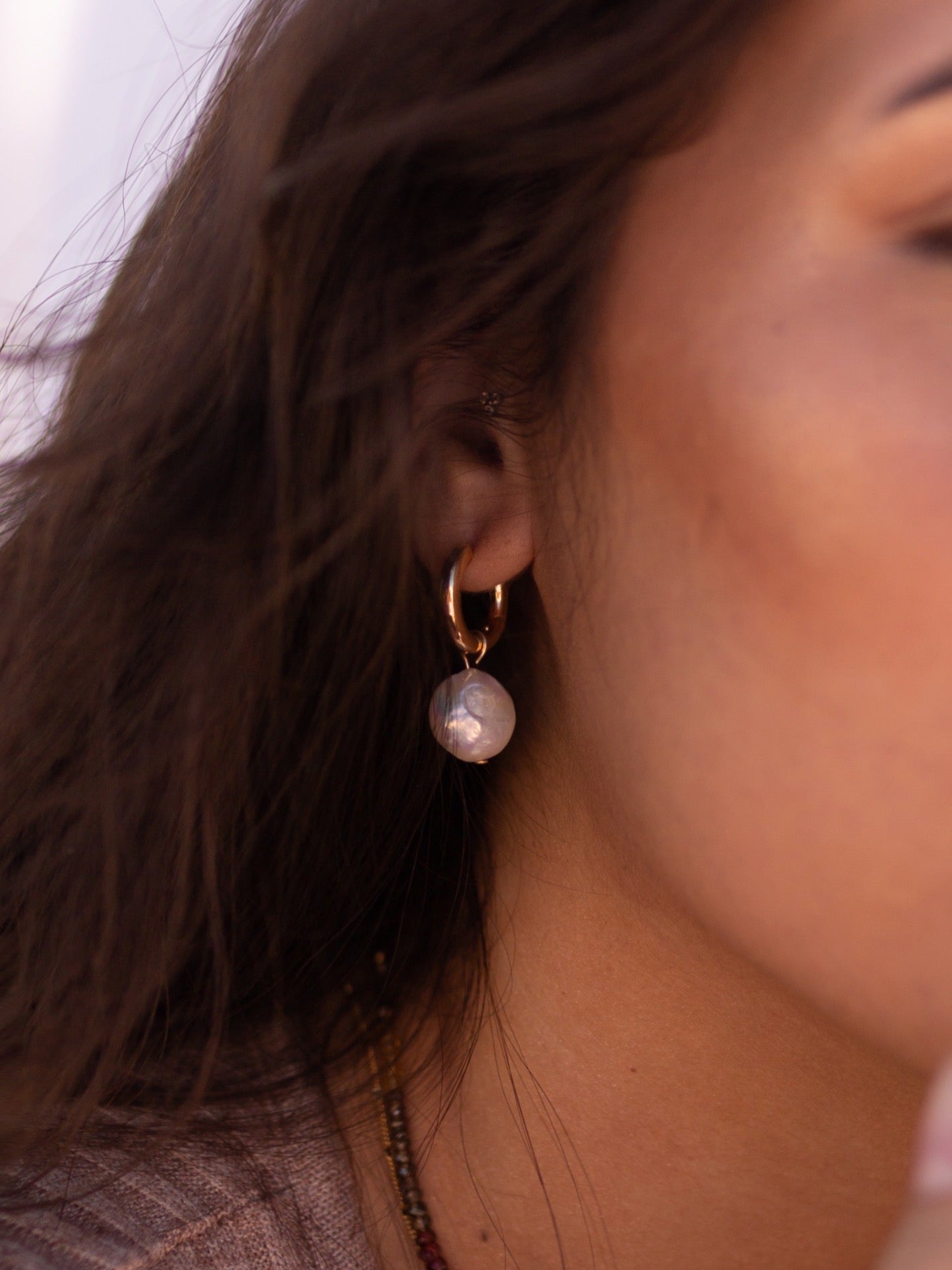 BY THE SEA Pearl Hoops